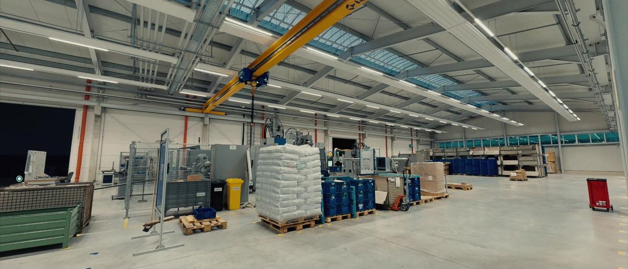 Produktionshalle der Dietz GmbH mit Hallenkran und Fertigungszellen